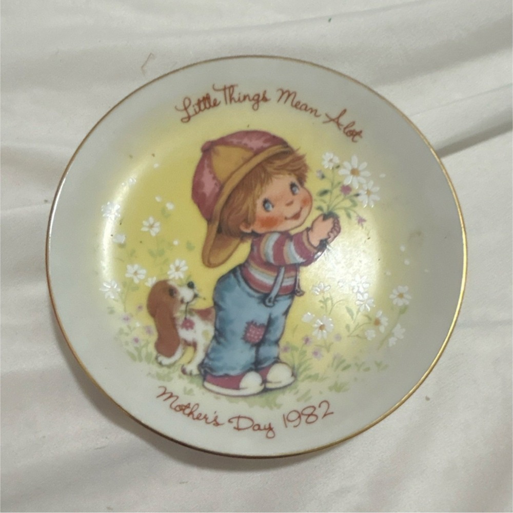 Avon Little Things Mother's Day 1982 Porcelain Collector Plate, Round, Japan